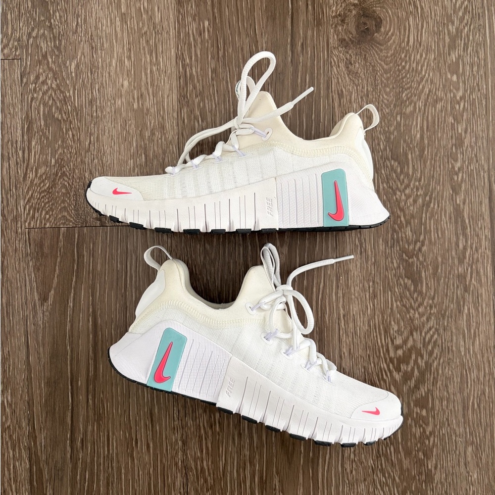Nike Womens Metcon 6 Sneakers with Pink and Turquoise Accents